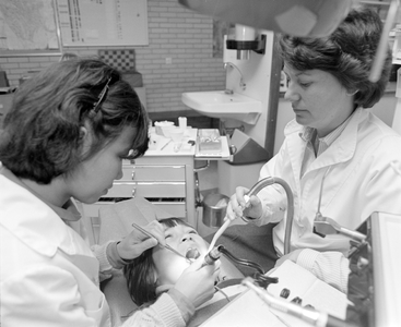 883284 Afbeelding van de controle van het gebit van een kind in het kader van de Schooltandverzorging in de wijkpost ...